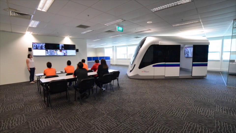 hommes suivant une formation