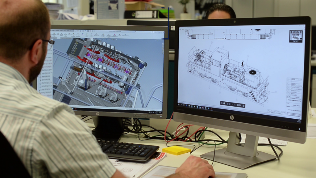 un homme travaillant sur des ordinateurs