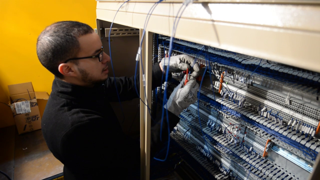 Homme qui fait de la Maintenance